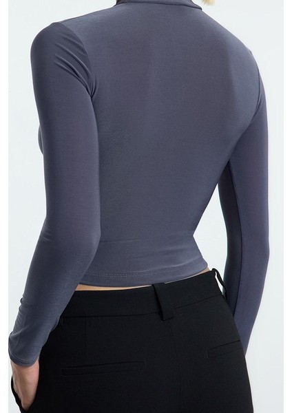 Kadın Moda Şık Crop Dik Yaka Slim Kalıp Örme Kolu Büzgü Detaylı Fitted Vücuda Oturan Esnek Bluz fırsatları