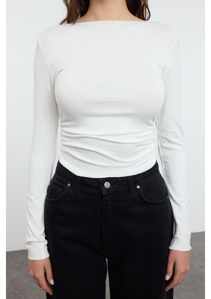 Kadın Crop Kayık Yaka Düşük Kol Slim Kalıp Örme Fitted Vücuda Oturan Büzgü Drape Detaylı Esnek Bluz