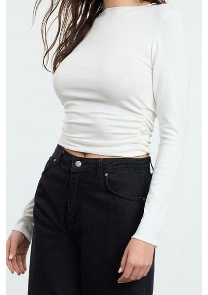 Kadın Crop Kayık Yaka Düşük Kol Slim Kalıp Örme Fitted Vücuda Oturan Büzgü Drape Detaylı Esnek Bluz modelleri