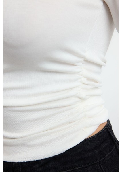 Kadın Crop Kayık Yaka Düşük Kol Slim Kalıp Örme Fitted Vücuda Oturan Büzgü Drape Detaylı Esnek Bluz fırsatları