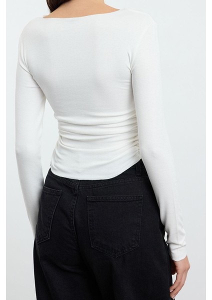 Kadın Crop Kayık Yaka Düşük Kol Slim Kalıp Örme Fitted Vücuda Oturan Büzgü Drape Detaylı Esnek Bluz indirimleri