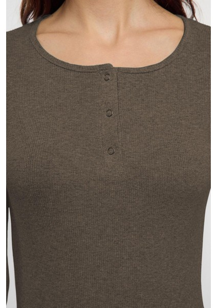 Kadın Moda Şık Regular Havuz Yaka Slim Kalıp Örme Çıtçıtlı Fitted Vücuda Oturan Fitilli Esnek Bluz fırsatları