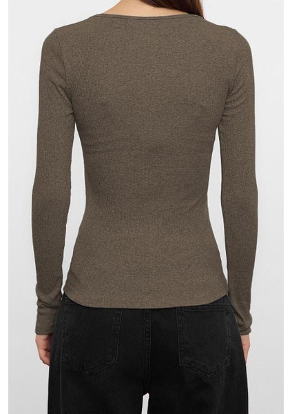 Kadın Moda Şık Regular Havuz Yaka Slim Kalıp Örme Çıtçıtlı Fitted Vücuda Oturan Fitilli Esnek Bluz indirimleri