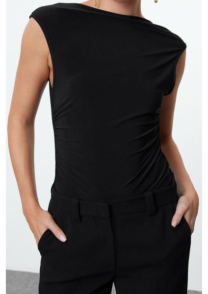 Kadın Moda Şık Üst Giyim Regular Degaje Yaka Fitted Kalıp Örme Sırt Detaylı Zincir Aksesuarlı Bluz fiyatları