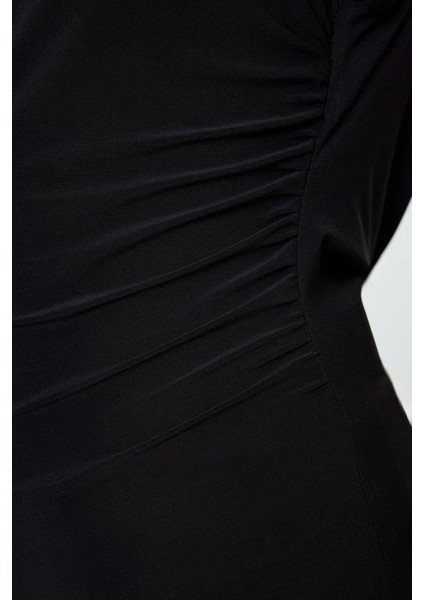 Kadın Moda Şık Üst Giyim Regular Degaje Yaka Fitted Kalıp Örme Sırt Detaylı Zincir Aksesuarlı Bluz fırsatları