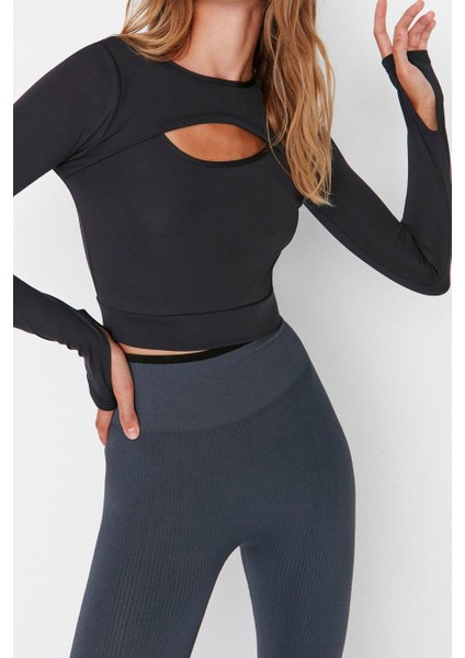 Stil Kadın Koyu Pencere Cut Out ve Baş Parmak Delik Detaylı Spor Üst Bluz Crop Örme Fitted Kalıp