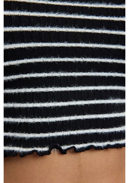 Kadın Moda Şık Crop Bisiklet Yaka Slim Kalıp Örme Triko Görünümlü Fitted Vücuda Oturan Esnek Bluz fırsatları