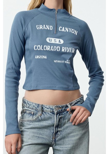 Kadın Moda Şık Üst Giyim Crop Fermuarlı Yaka Slim Kalıp Örme Slogan Baskıl Fermuar Detaylı Kısa Bluz fiyatları