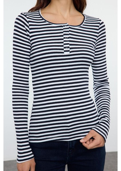 Stil Kadın Çıtçıtlı Fitted Vücuda Oturan Fitilli Esnek Bluz Regular Örme Slim Kalıp modelleri