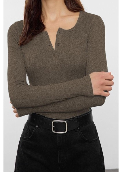 Kadın Moda Şık Regular Havuz Yaka Slim Kalıp Örme Çıtçıtlı Fitted Vücuda Oturan Fitilli Esnek Bluz modelleri
