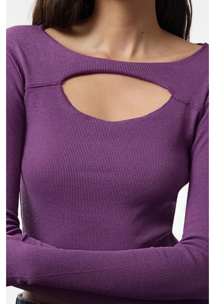 Kadın Crop Kayık Yaka Slim Kalıp Örme Fitilli Fitted Vücuda Oturan Pencere Cut Out Esnek Bluz