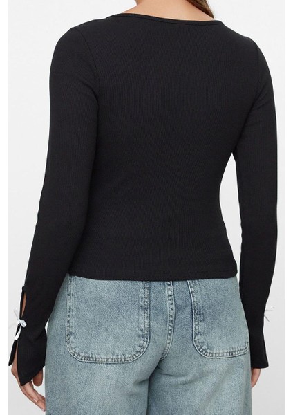 Kadın Moda Şık Regular Bisiklet Yaka Slim Kalıp Örme Fiyonk ve Cut Out Detaylı Vücuda Oturan Bluz indirimleri