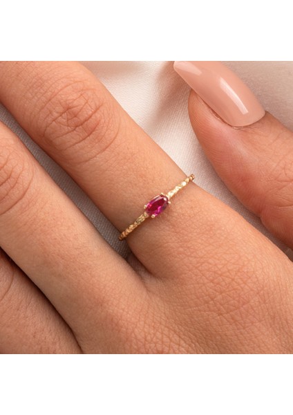 Gümüş Yüzük - Ruby Taşlı Dövülü Eskitme Minimal Tasarım Tektaş 925 Ayar Gümüş Yüzük