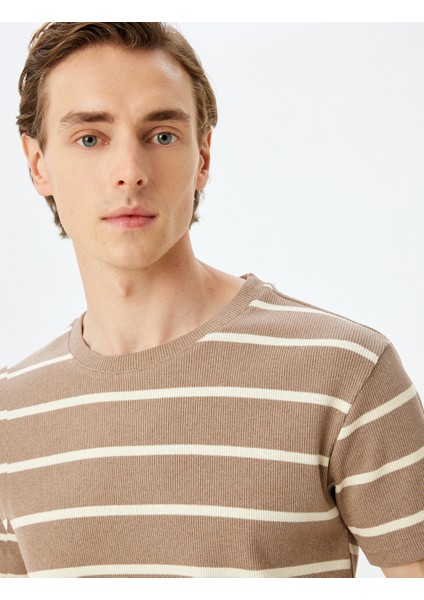 Kısa Kol Bisiklet Yaka Pamuk Karışımlı Slim Fit Tişört