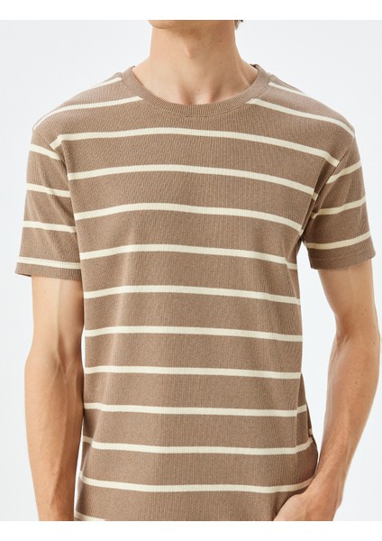 Kısa Kol Bisiklet Yaka Pamuk Karışımlı Slim Fit Tişört indirimleri