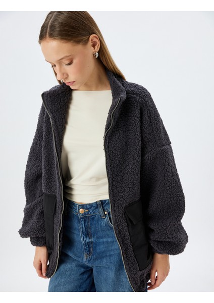 Dik Yaka Fermuarlı Cep Detaylı Peluş Oversize Sweatshirt