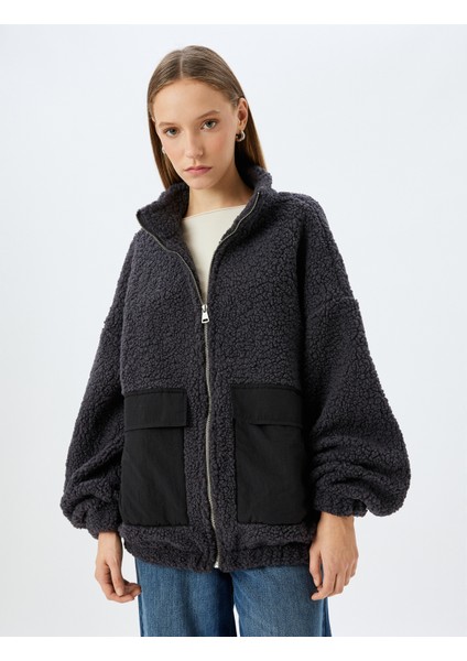 Dik Yaka Fermuarlı Cep Detaylı Peluş Oversize Sweatshirt