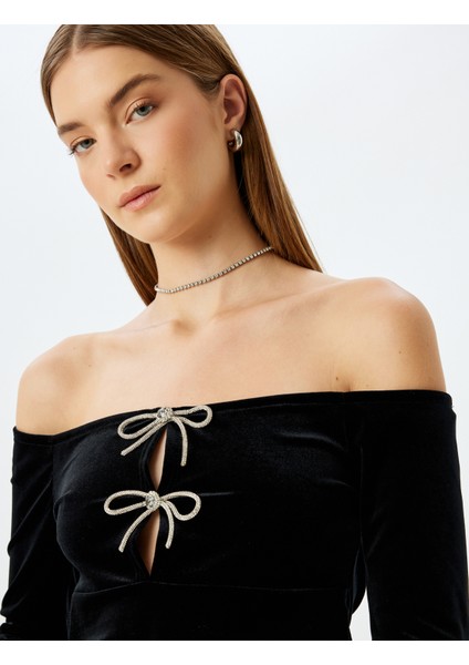 Metalik Fiyonk Detaylı Omzu Açık Kadife Bluz