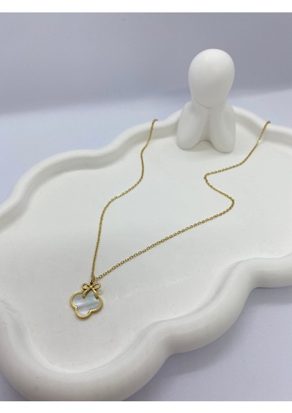 Lucky B&e Fiyonklu Beyaz Sedefli Yonca Çelik Kolye Gold modelleri