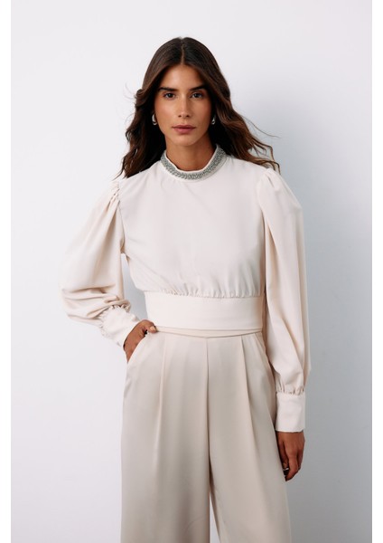 Yaka Aksesuarlı Bluz - Bej