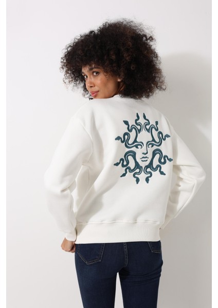 Ekru Sırtı Medusa Nakış Işlemeli Bisiklet Yaka Oversize Kadın Sweatshirt - 2446