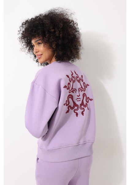 Lila Sırtı Medusa Nakış Işlemeli Bisiklet Yaka Oversize Kadın Sweatshirt - 2446