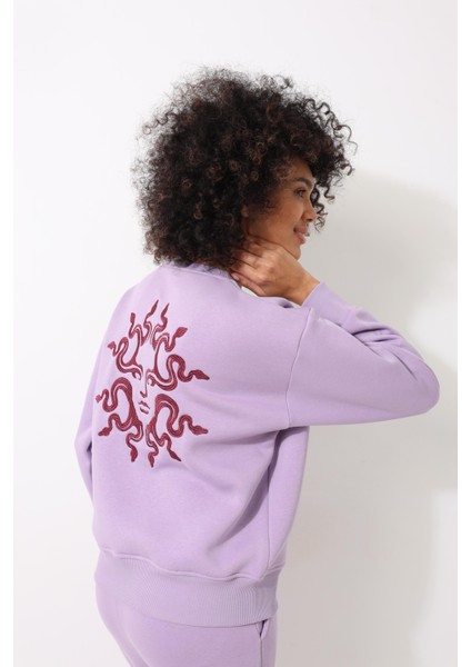 Lila Sırtı Medusa Nakış Işlemeli Bisiklet Yaka Oversize Kadın Sweatshirt - 2446