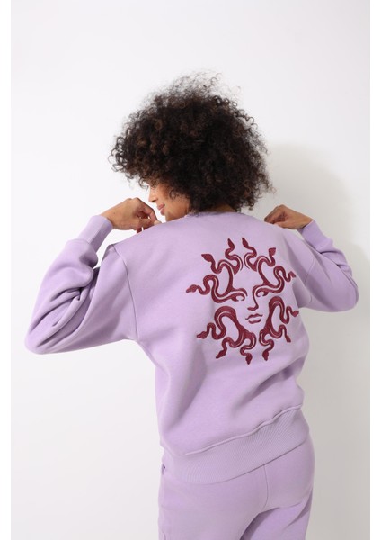 Lila Sırtı Medusa Nakış Işlemeli Bisiklet Yaka Oversize Kadın Sweatshirt - 2446