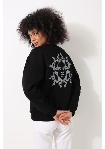 Siyah Sırtı Medusa Nakış Işlemeli Bisiklet Yaka Oversize Kadın Sweatshirt - 2446