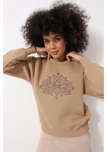 Kamel Önü Lotus Çiçeği Nakış Işlemeli Bisiklet Yaka Oversize Kadın Sweatshirt - 2447