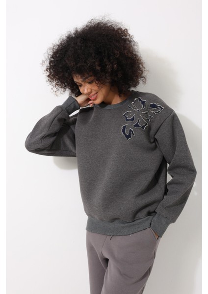 Antrasit Omzu Lazer Kesim Çiçek Nakış Detaylı Bisiklet Yaka Oversize Kadın Sweatshirt - 2448