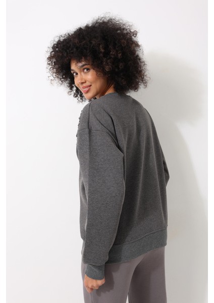 Antrasit Omzu Lazer Kesim Çiçek Nakış Detaylı Bisiklet Yaka Oversize Kadın Sweatshirt - 2448