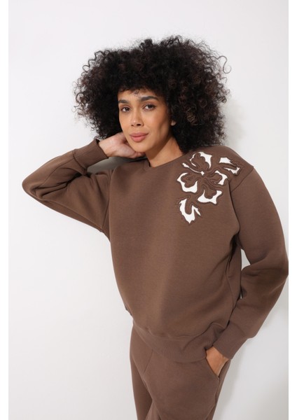 Kahverengi Omzu Lazer Kesim Çiçek Nakış Detaylı Bisiklet Yaka Oversize Kadın Sweatshirt - 2448