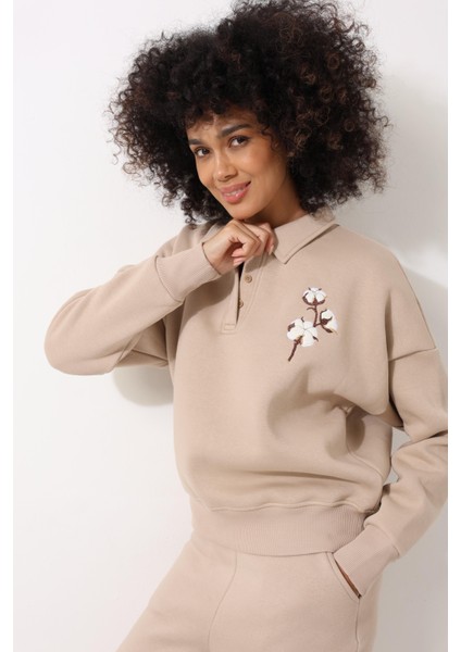 Bej Kadın Polo Yaka Göğsü Pamuk Dalı Nakış Işlemeli Oversize Sweatshirt - 2452