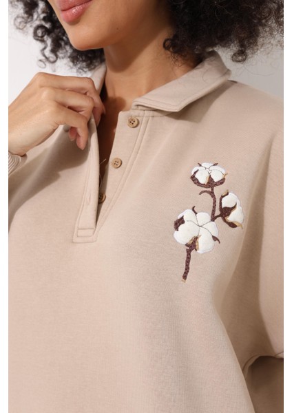 Bej Kadın Polo Yaka Göğsü Pamuk Dalı Nakış Işlemeli Oversize Sweatshirt - 2452
