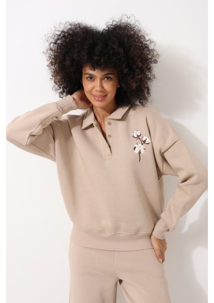 Bej Kadın Polo Yaka Göğsü Pamuk Dalı Nakış Işlemeli Oversize Sweatshirt - 2452