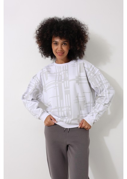 Beyaz Kadın Geometrik Desenli Oversize Sweatshirt - 2454