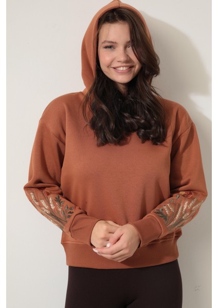 Kiremit Rengi Kolları Başak Nakışlı Kapüşonlu Sweatshirt - 2428