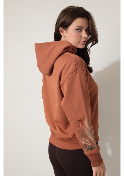 Kiremit Rengi Kolları Başak Nakışlı Kapüşonlu Sweatshirt - 2428
