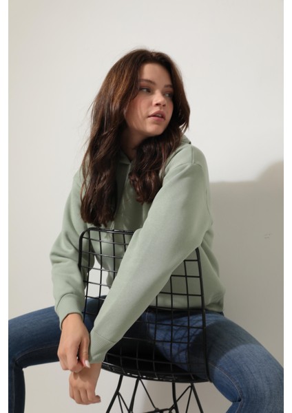 Yeşil Sırtı ve Kapüşonu Gül Dalı Nakışlı Kapüşonlu Sweatshirt - 2430