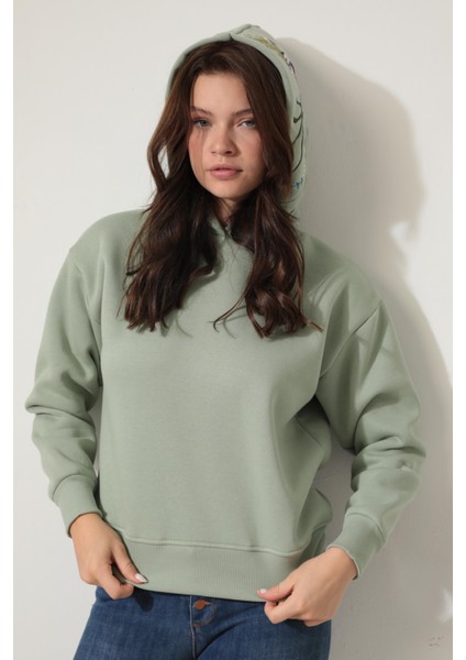 Yeşil Sırtı ve Kapüşonu Gül Dalı Nakışlı Kapüşonlu Sweatshirt - 2430