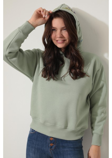 Yeşil Sırtı ve Kapüşonu Gül Dalı Nakışlı Kapüşonlu Sweatshirt - 2430