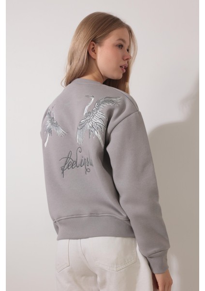 Gri Sırtı Leylek Nakış Işlemeli Bisiklet Yaka Sweatshirt - 2436
