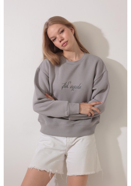Gri Sırtı Leylek Nakış Işlemeli Bisiklet Yaka Sweatshirt - 2436