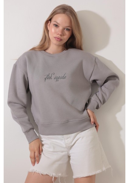 Gri Sırtı Leylek Nakış Işlemeli Bisiklet Yaka Sweatshirt - 2436
