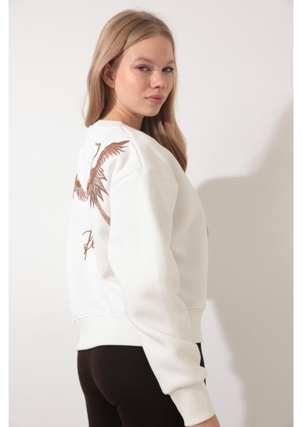 Ekru Sırtı Leylek Nakış Işlemeli Bisiklet Yaka Sweatshirt - 2436