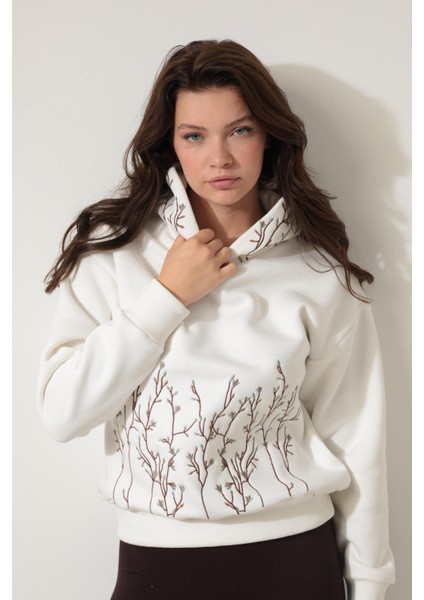 Ekru Önü ve Kapüşonu Dal Nakışlı Kapüşonlu Sweatshirt - 2429