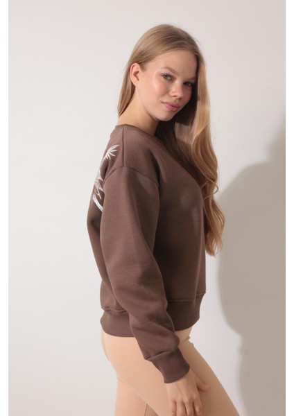 Kahverengi Sırtı Leylek Nakış Işlemeli Bisiklet Yaka Sweatshirt - 2436