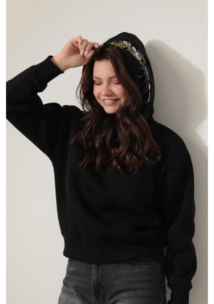 Siyah Sırtı ve Kapüşonu Gül Dalı Nakışlı Kapüşonlu Sweatshirt - 2430
