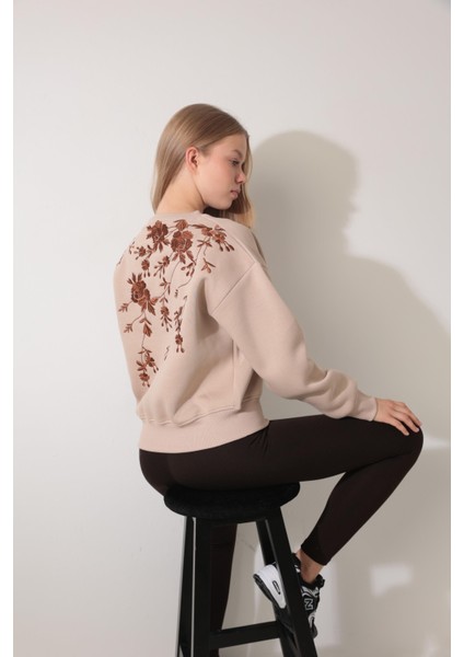 Bej Arkası Gül Nakışlı Bisiklet Yaka Sweatshirt - 2432